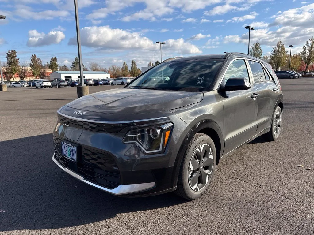 Used 2023 Graphite Gray Kia Wind image 3