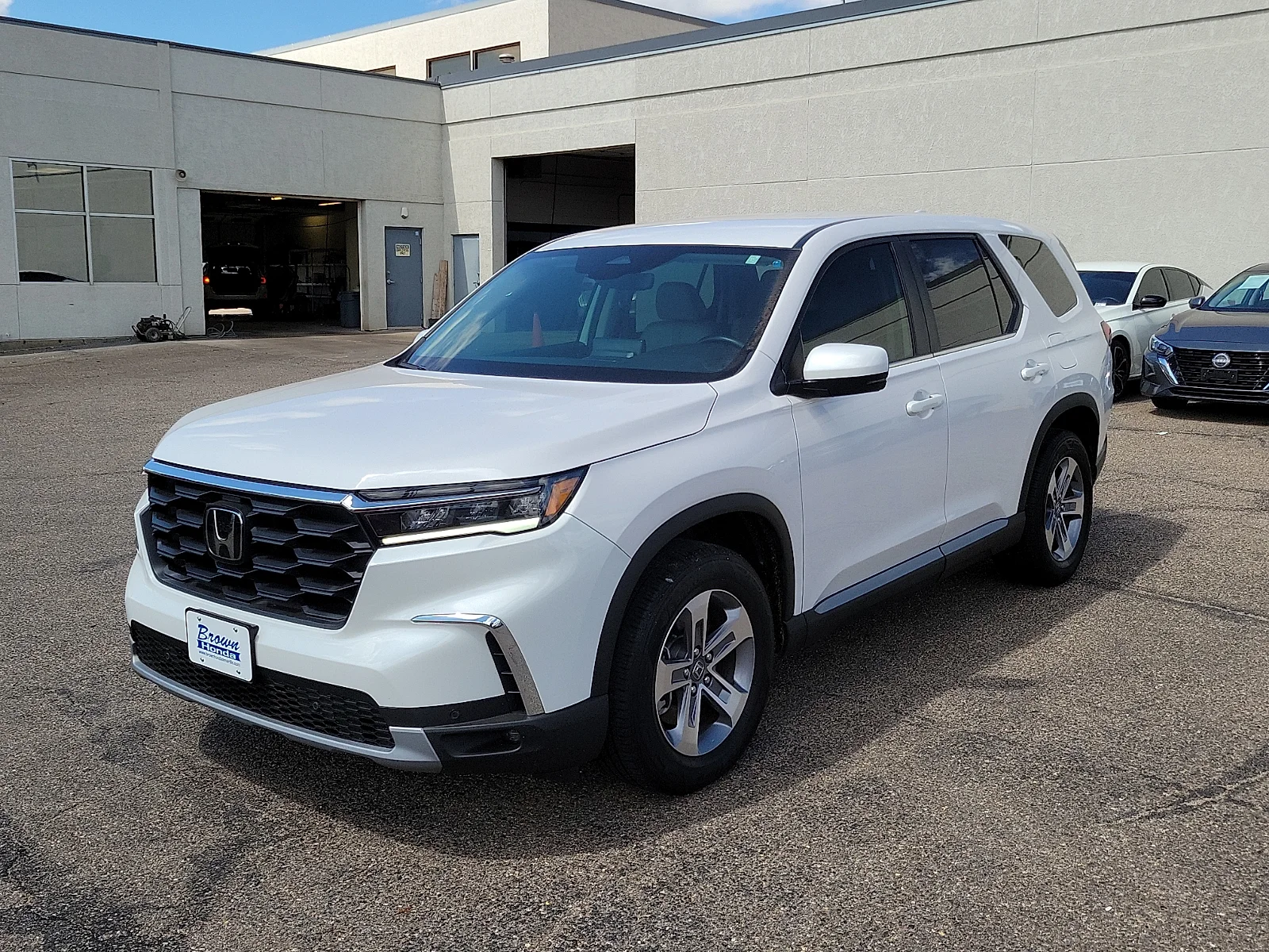 Certified Used 2025 Platinum White Pearl Honda EX-L image 5