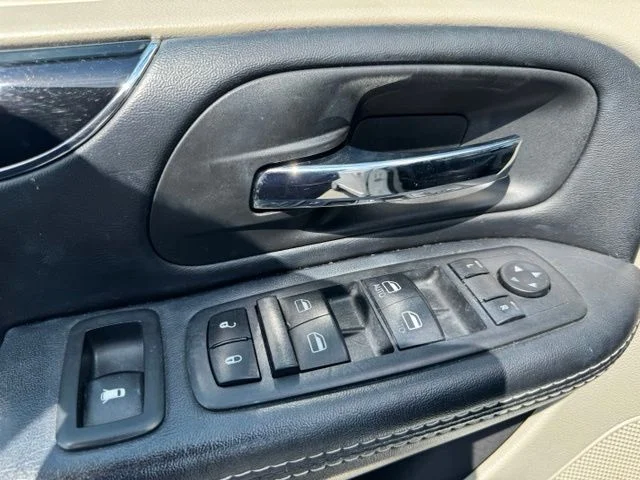Used 2019 White Dodge SXT image 21
