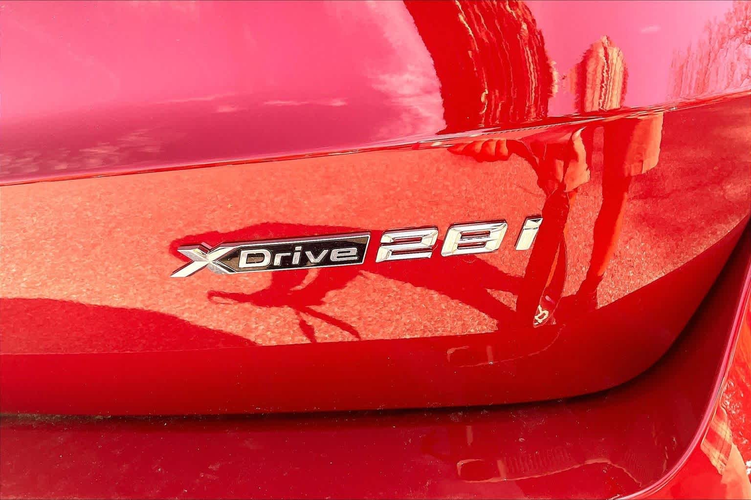 Used 2026 Vegas Red Metallic BMW xDrive28i image 15