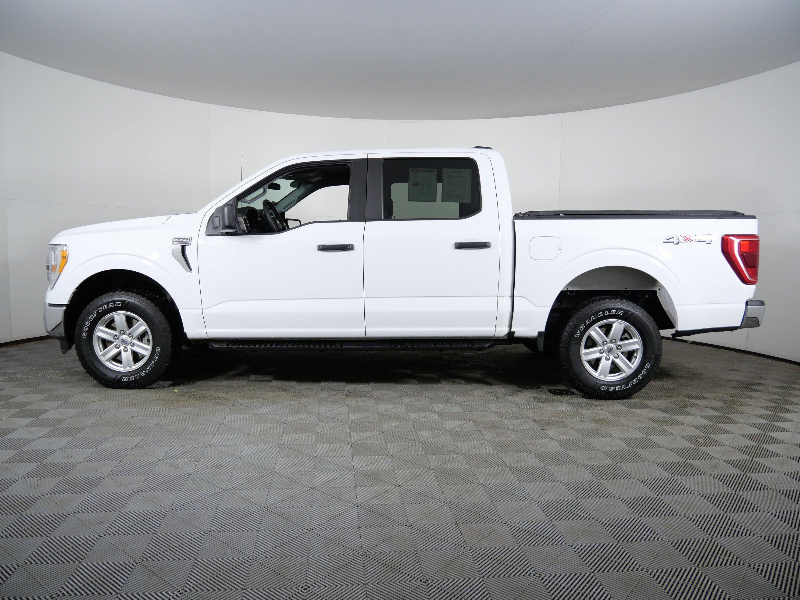 Used 2022 Oxford White Ford XLT image 4