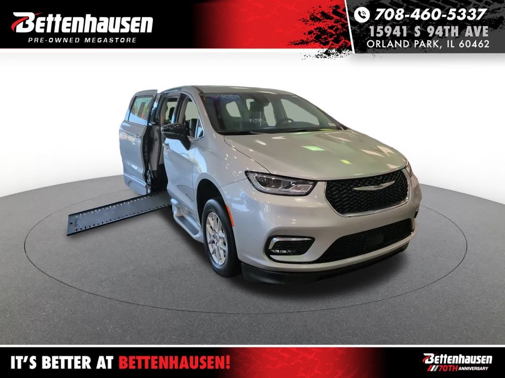 2024 Chrysler Pacifica Touring L's photo