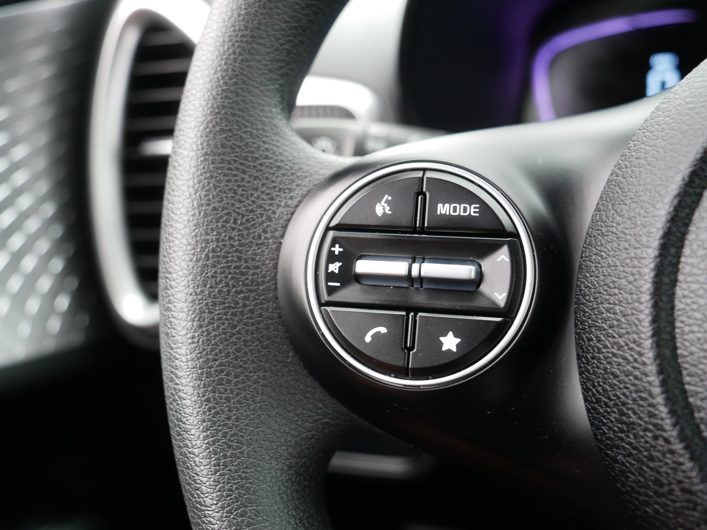 Used 2025  Kia LX image 28