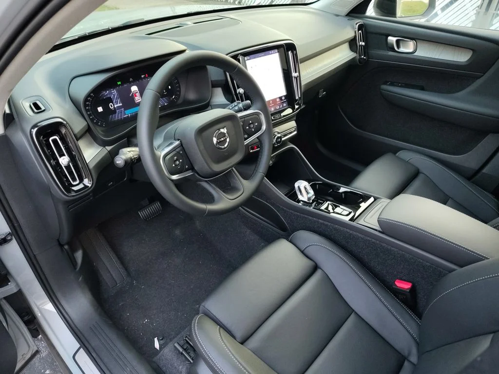 2026 Volvo XC40 Plus - Photo 15