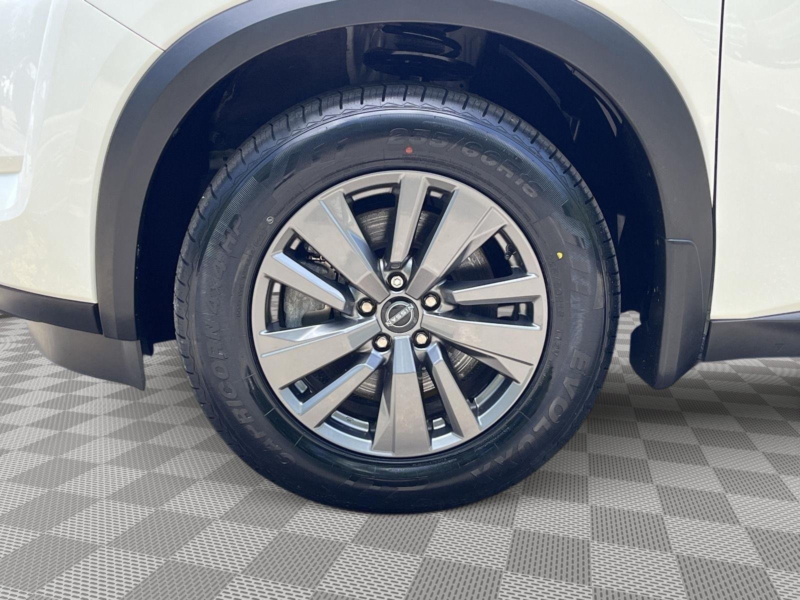 Used 2025 Glacier White Nissan S image 8