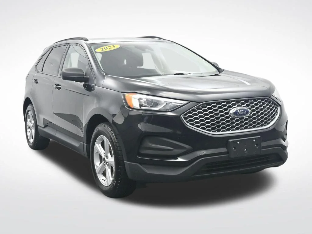 Used 2023 Black Metallic Ford SE image 3