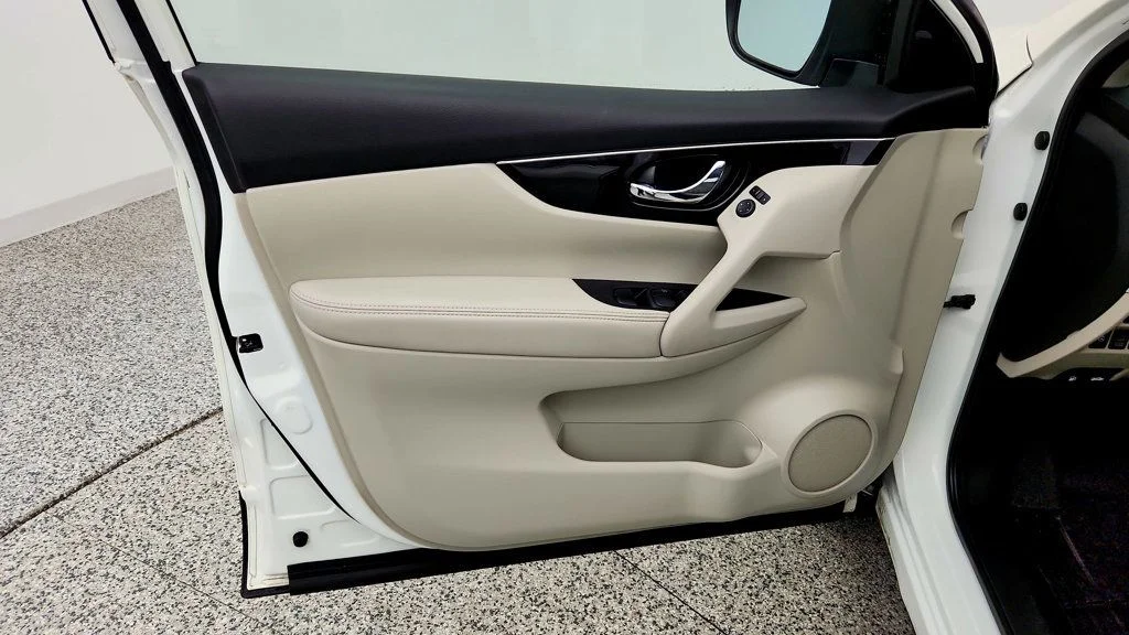Used 2019 Pearl White Tricoat Nissan AWD SL w/ Premium Package, Moonroof & Bose Audio image 11