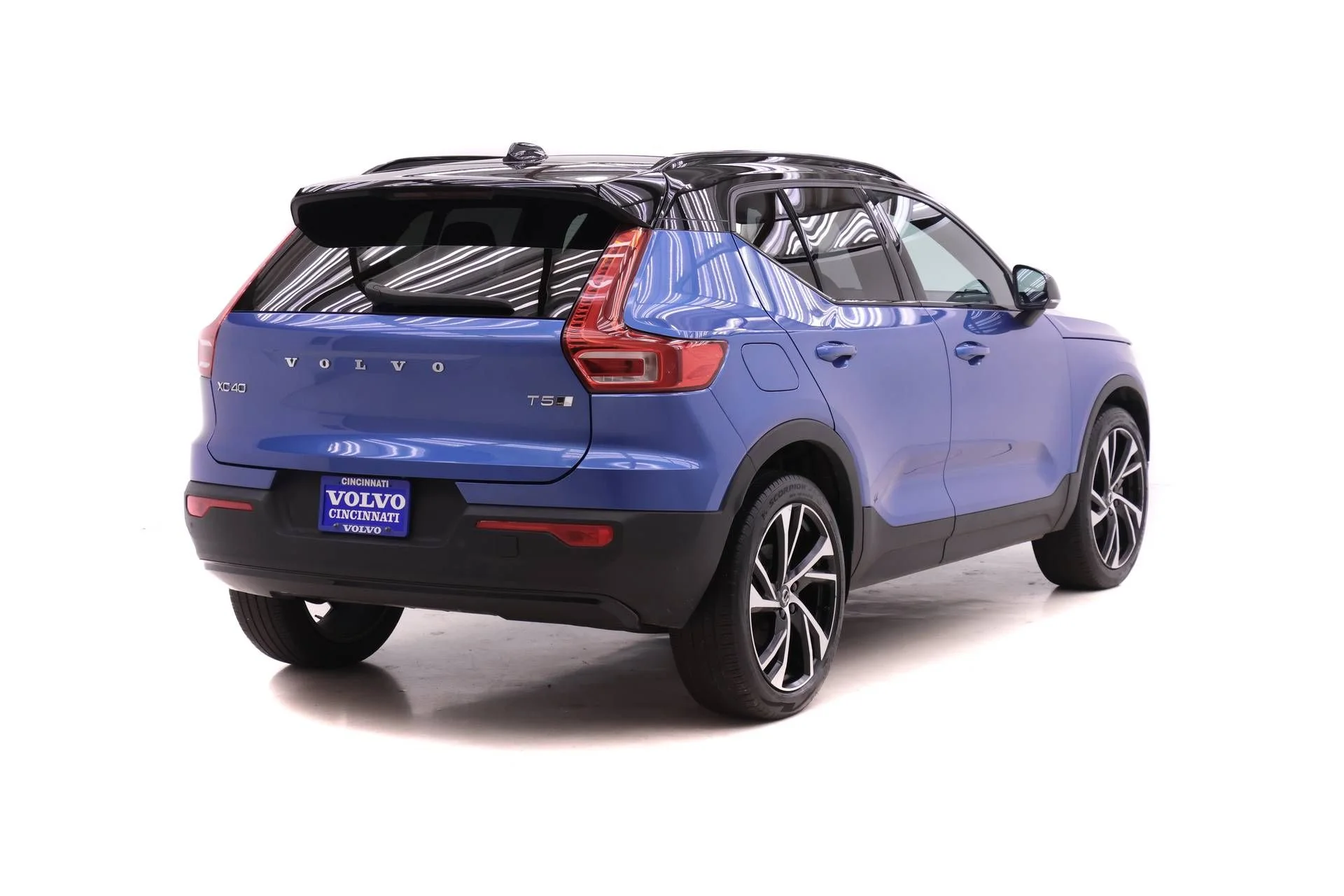 Used 2021 Blue Volvo R-Design image 4