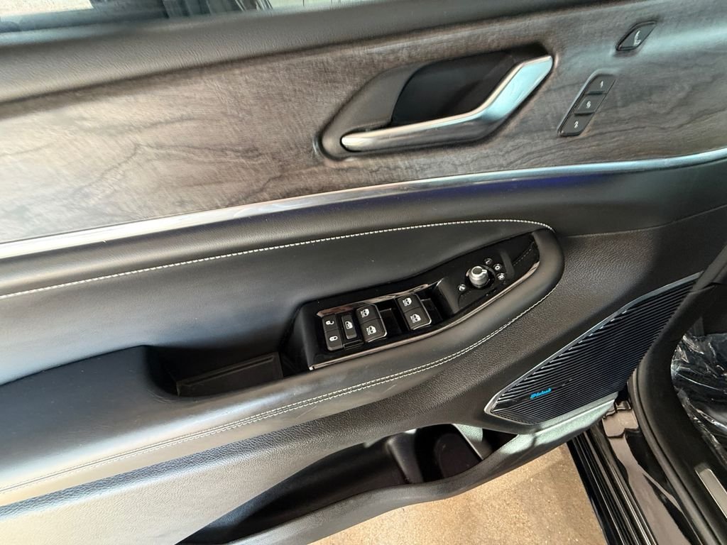 Used 2022 Black Jeep Overland image 11