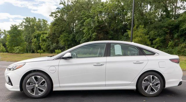 Used 2019 White Hyundai Base image 9
