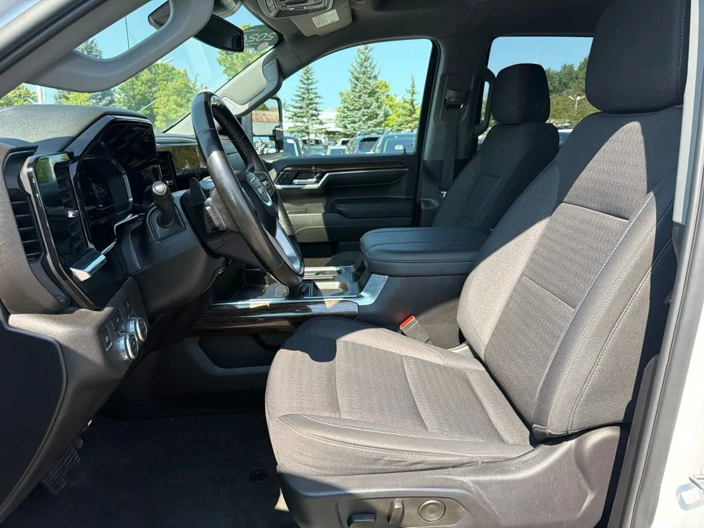 Used 2024 White GMC Elevation image 10