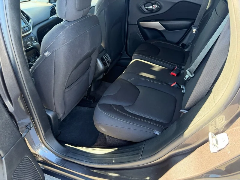 Used 2017 Granite Crystal M Jeep Latitude image 17