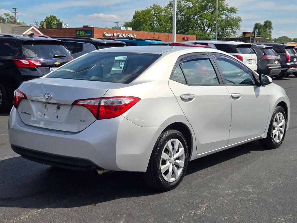 Used 2016 Silver Toyota LE image 10
