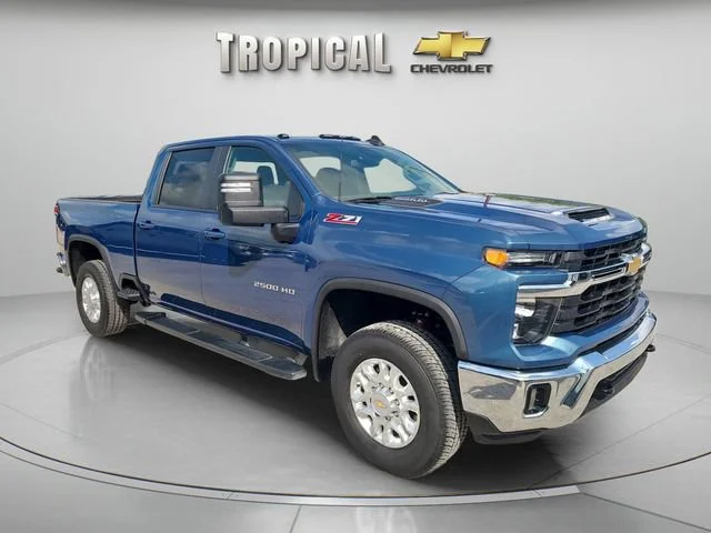 Used 2025 Lakeshore Blue Metallic Chevrolet LT image 7