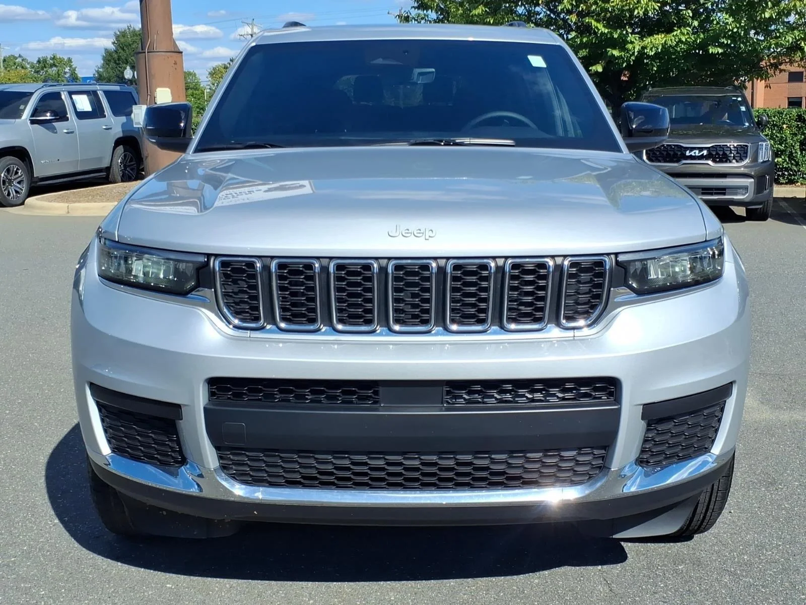 Used 2025 Silver Zynith Jeep Laredo X image 13
