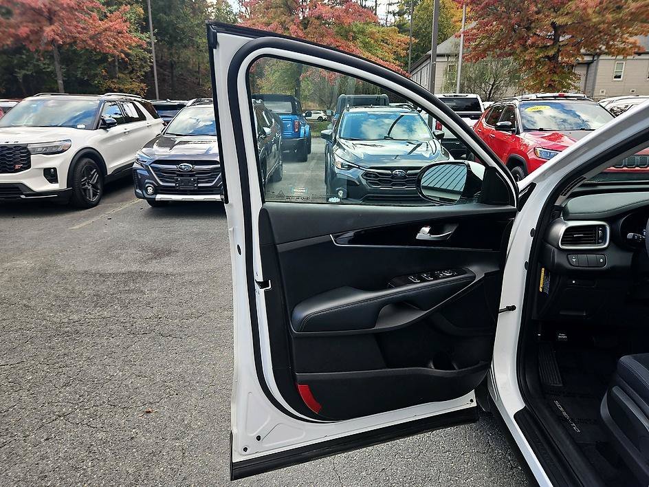 Used 2018 Snow White Pearl Kia LX V6 image 7