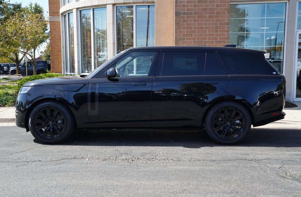 New 2027 Santorini Black Land Rover SE image 2