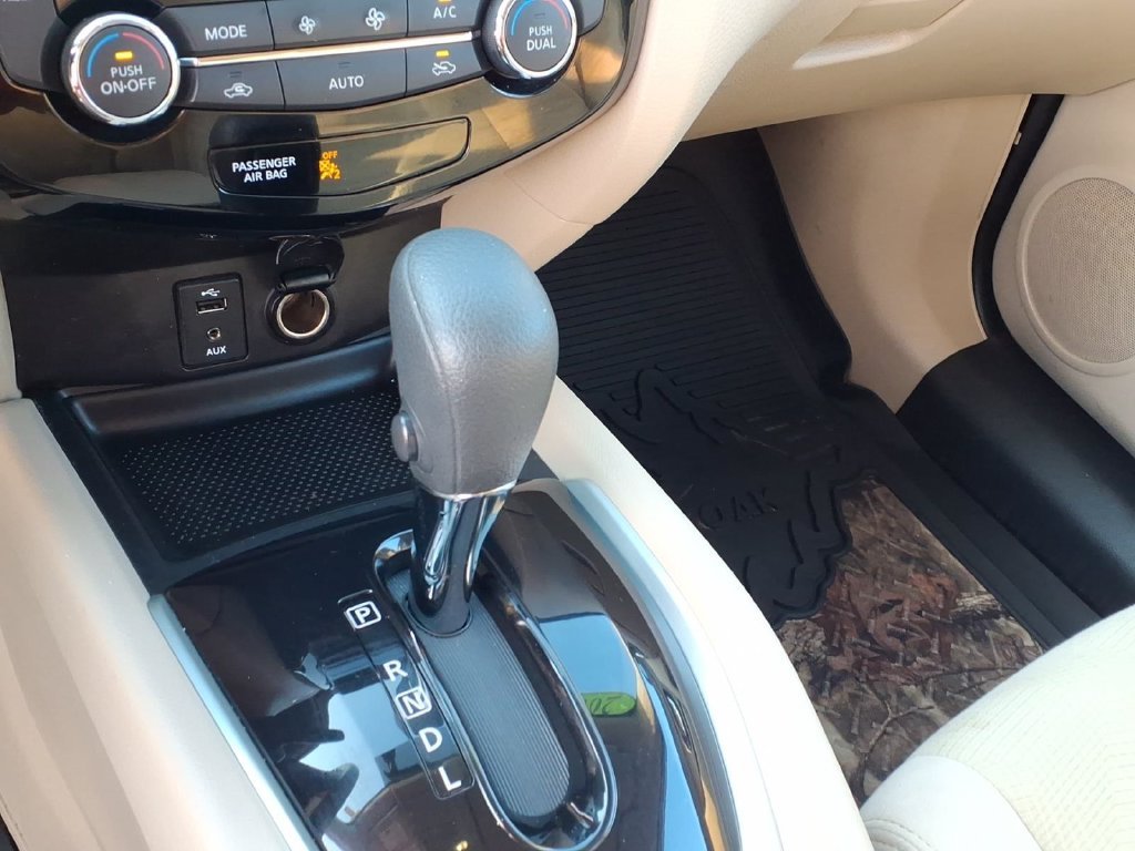 Used 2016 Cayenne Red Nissan SV image 10