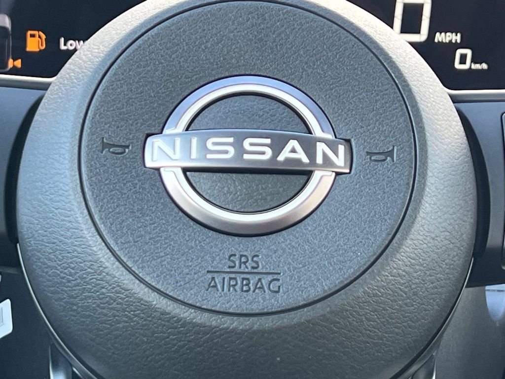 New 2026 Gun Metallic / Scarlet Ember Tintcoat Two-tone Nissan SV image 6