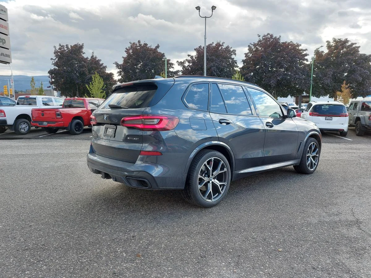 Used 2022 Blue BMW xDrive40i Sports Activity Vehicle image 6
