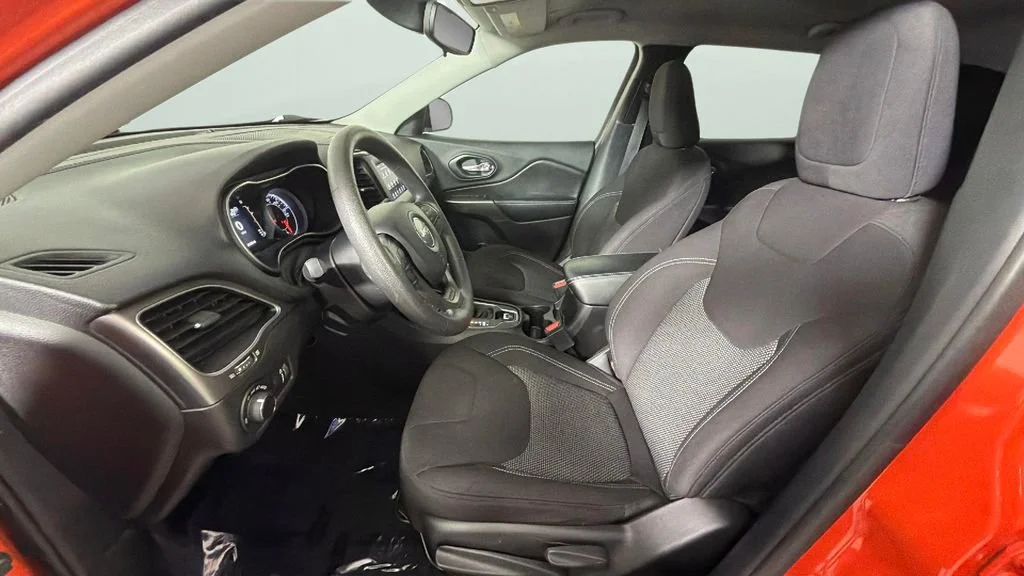 Used 2021 Orange Jeep Latitude FWD image 17
