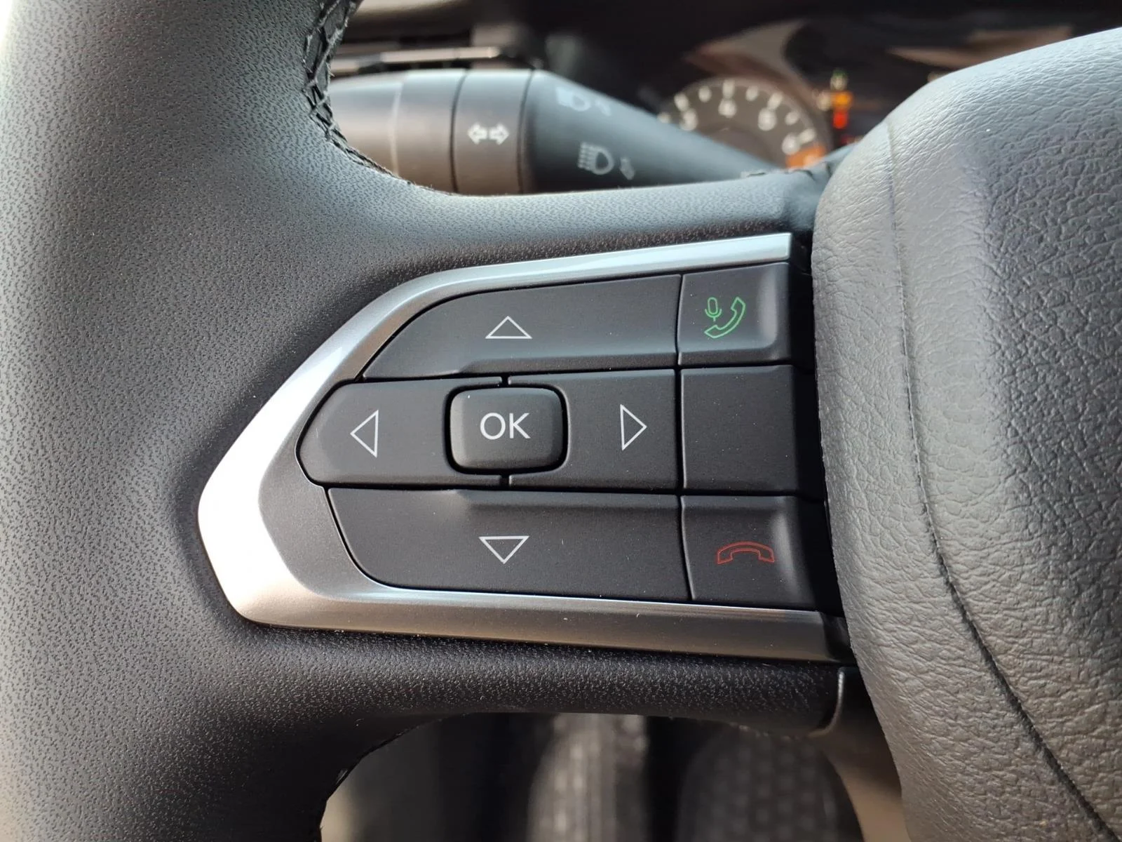 New 2026 Bright White Clearcoat Jeep Latitude image 10