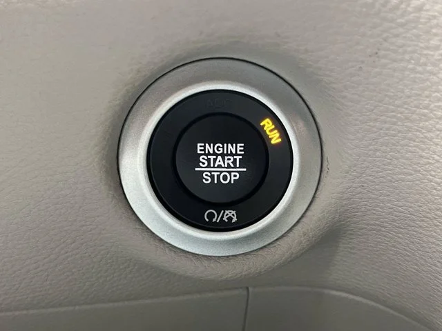 Used 2024 Silver Mist Clearcoat Chrysler Hybrid Select image 21