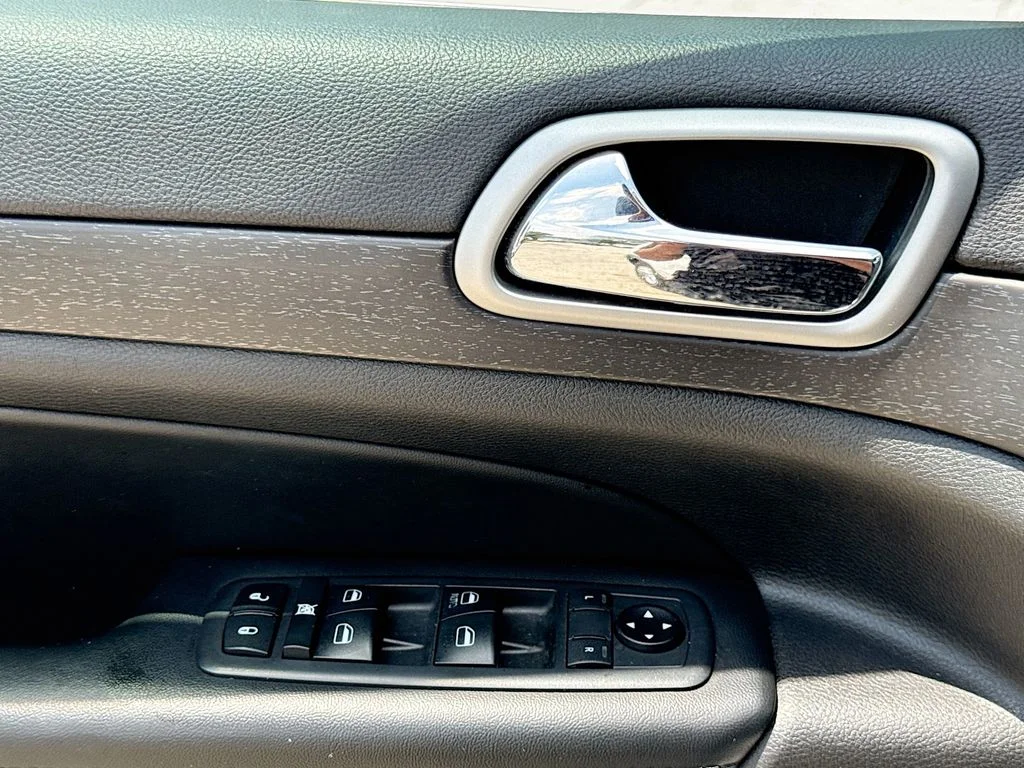 Used 2018 White Jeep Laredo E image 19