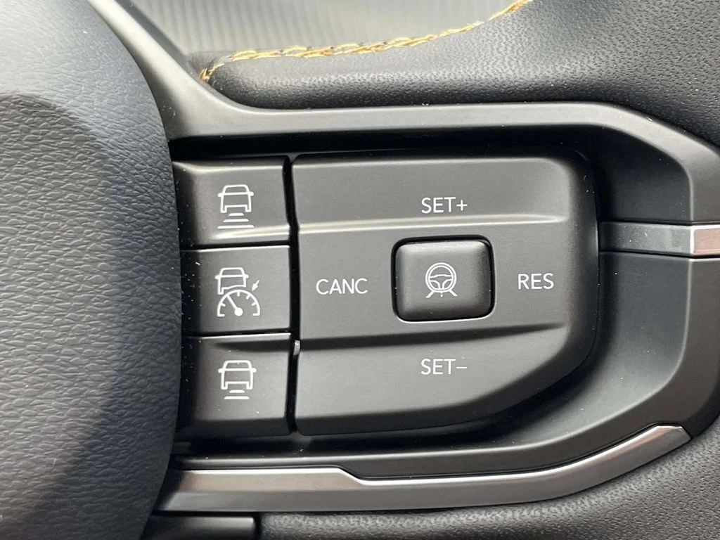 New 2026 Diamond Black Crystal Pearlcoat Jeep Laredo image 31