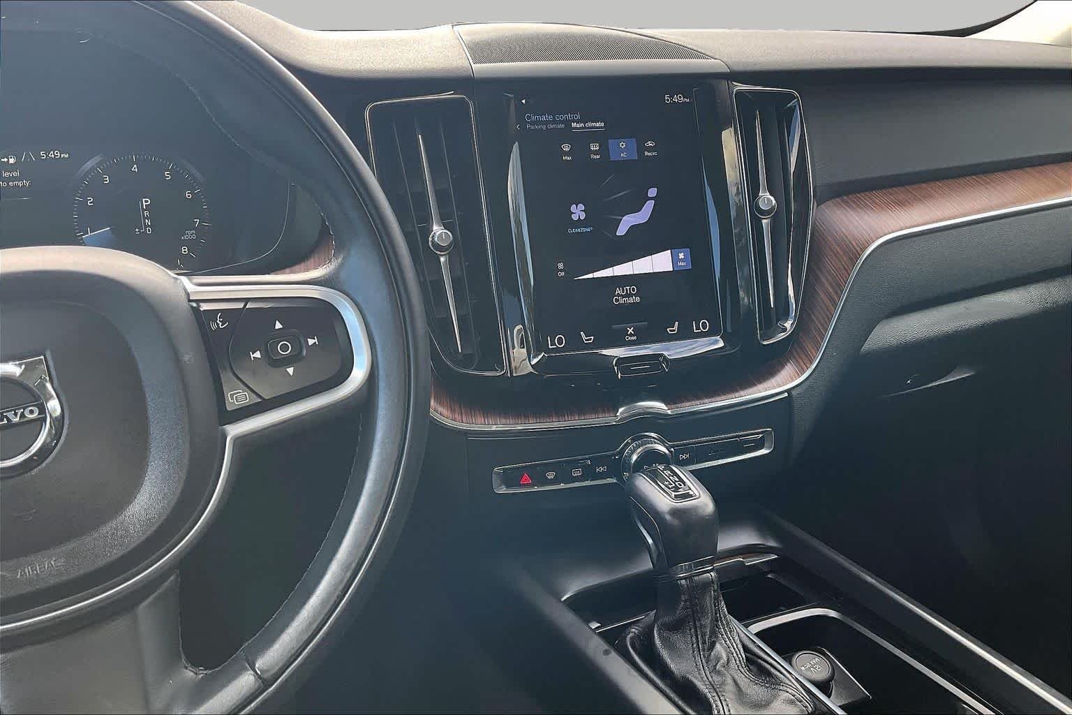Used 2021  Volvo Momentum image 7