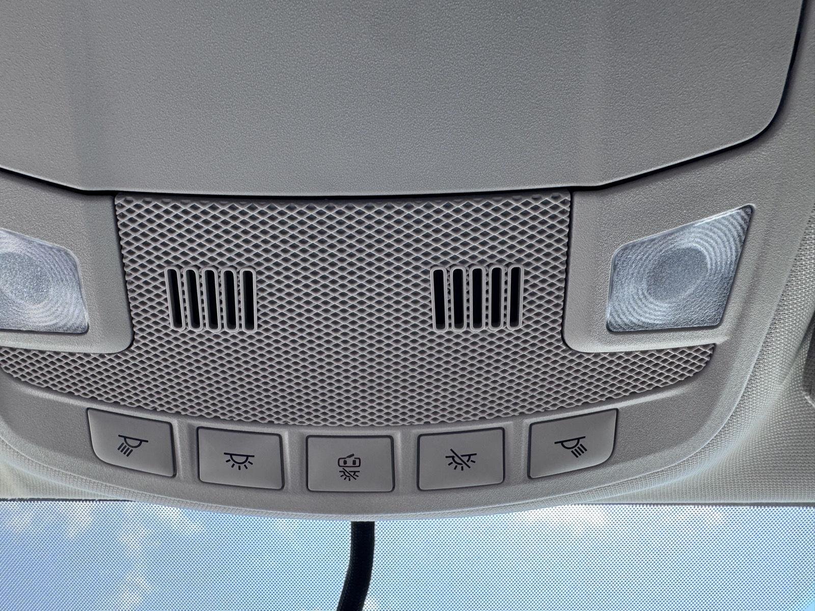 Used 2017 Magnetic Ford SE image 18