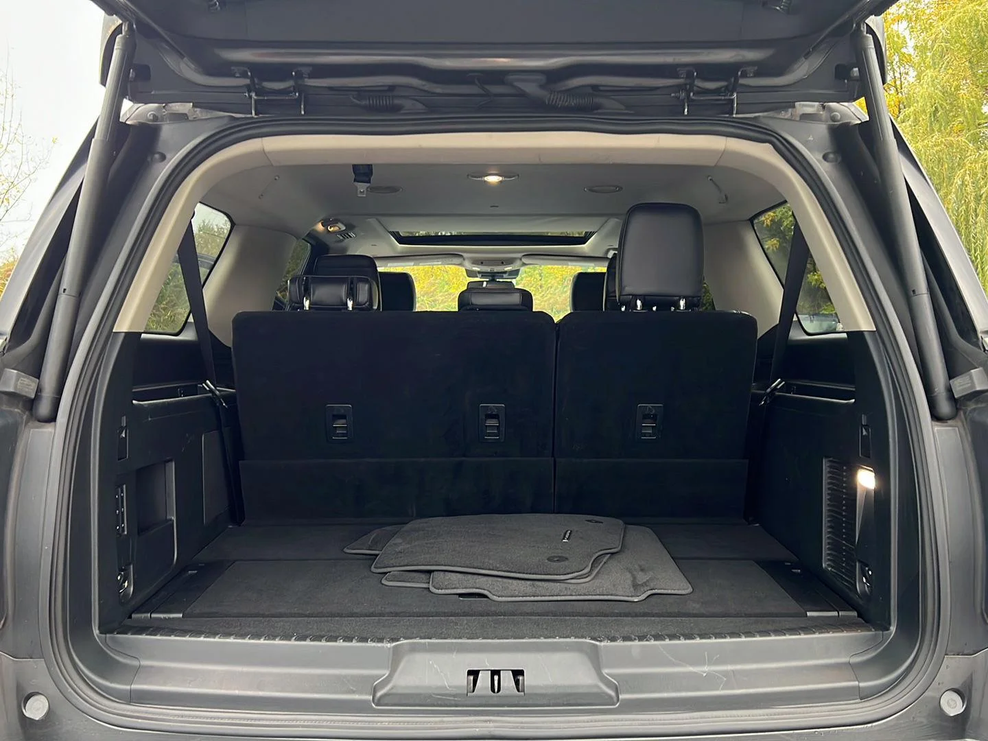 Used 2020 Magnetic Ford Platinum image 25