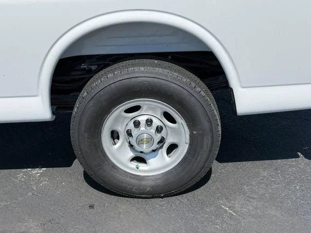 New 2026 Summit White Chevrolet WT image 5