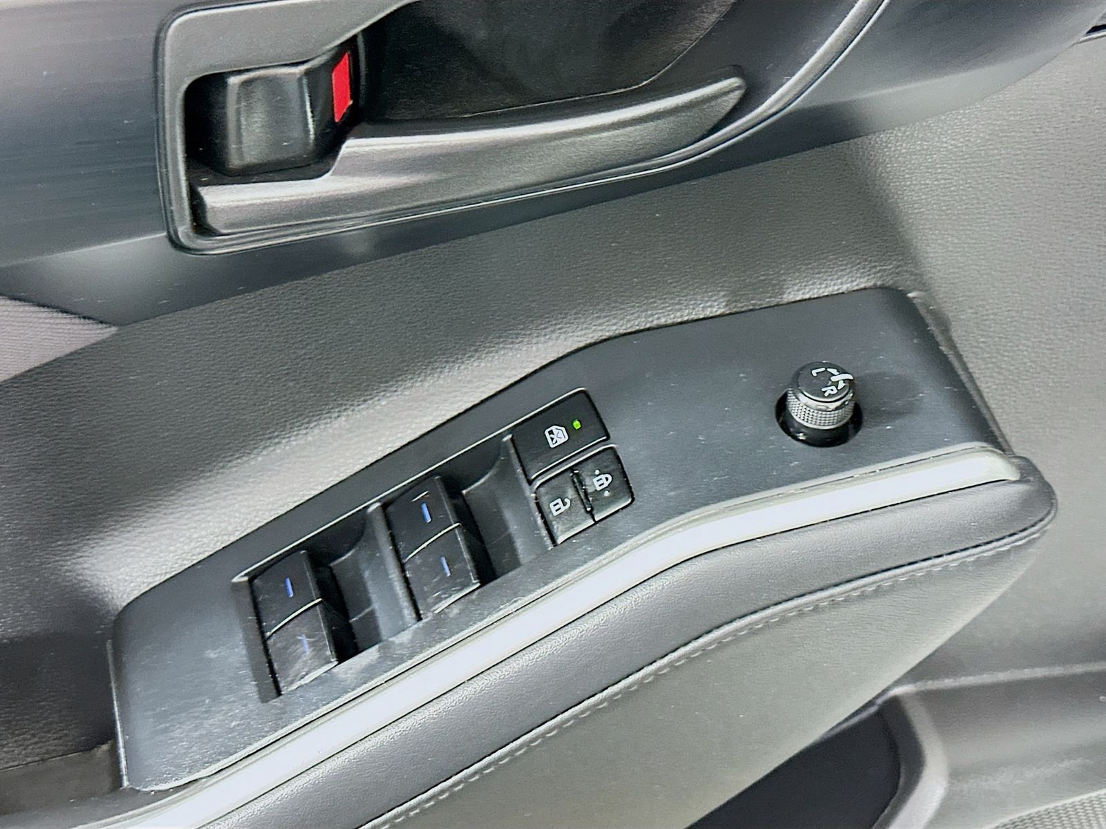 Used 2022 Pearl Toyota LE image 19