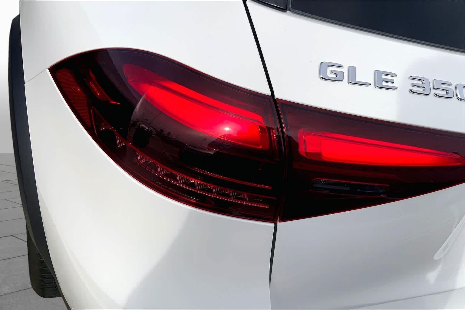 Used 2025 Polar White Mercedes-Benz GLE 350 image 25