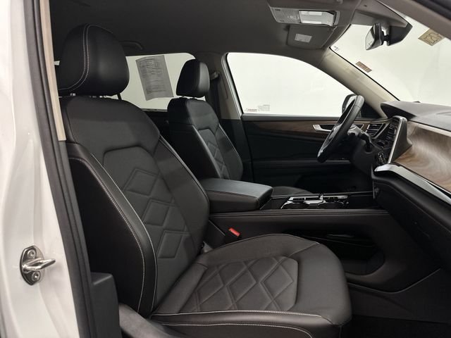 Used 2024  Volkswagen 2.0T SE w/Technology image 29