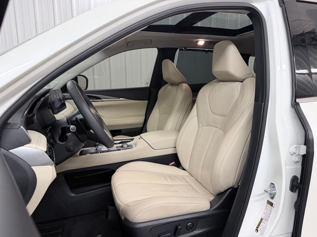 Used 2023 White INFINITI LUXE image 12