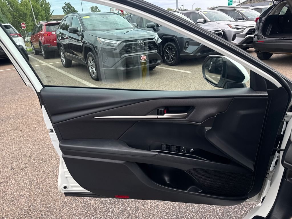 Used 2025 White Toyota LE image 31