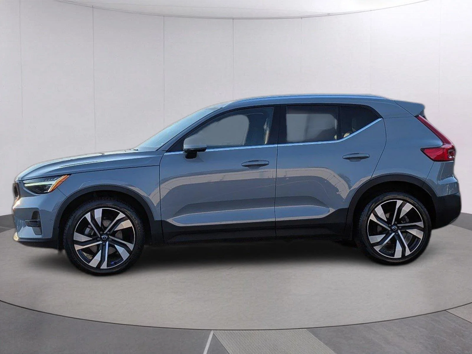 Used 2024 Vapor Grey Metallic Volvo Plus Bright Theme image 2