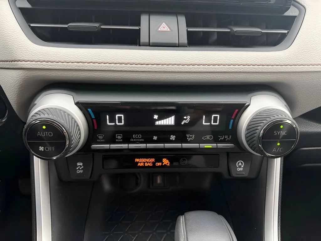 Used 2020  Toyota XLE image 22