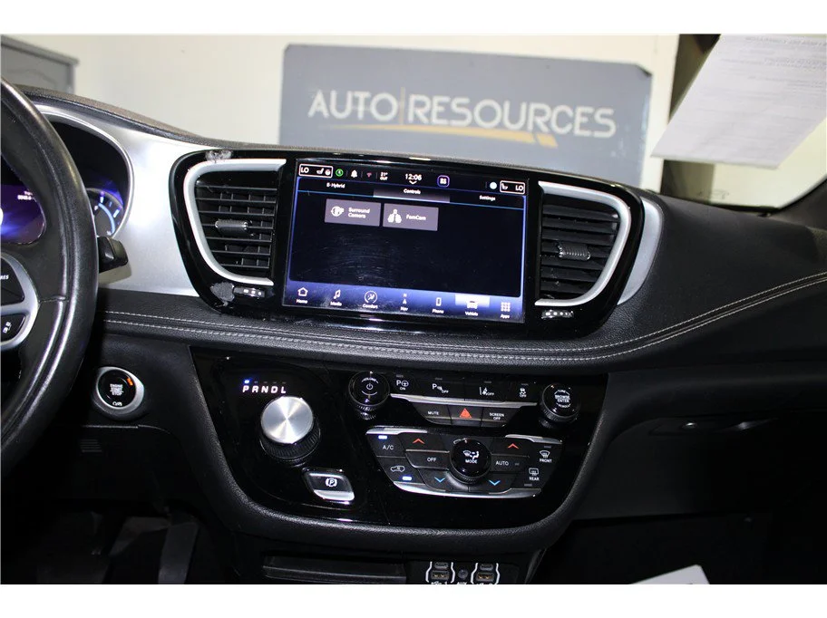 Used 2022 Brilliant Black Crystal Pearlcoat Chrysler Hybrid Touring L image 30
