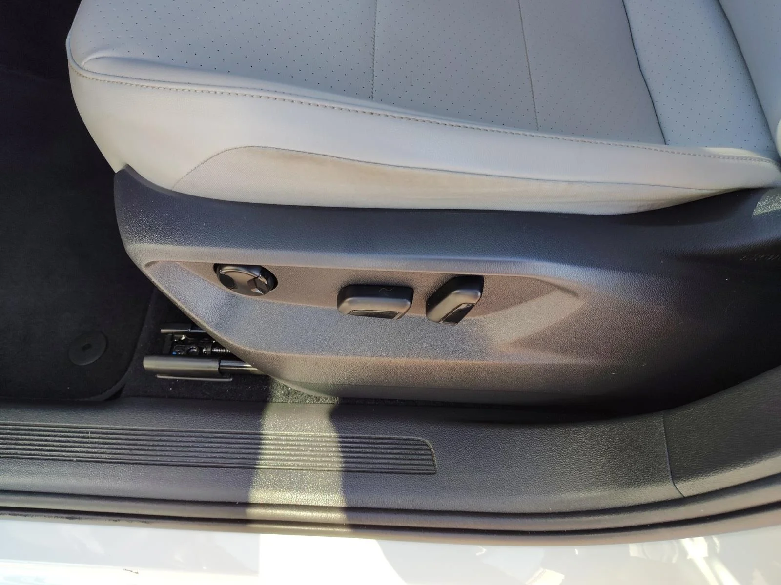 Used 2018 Pure White White Volkswagen  image 14