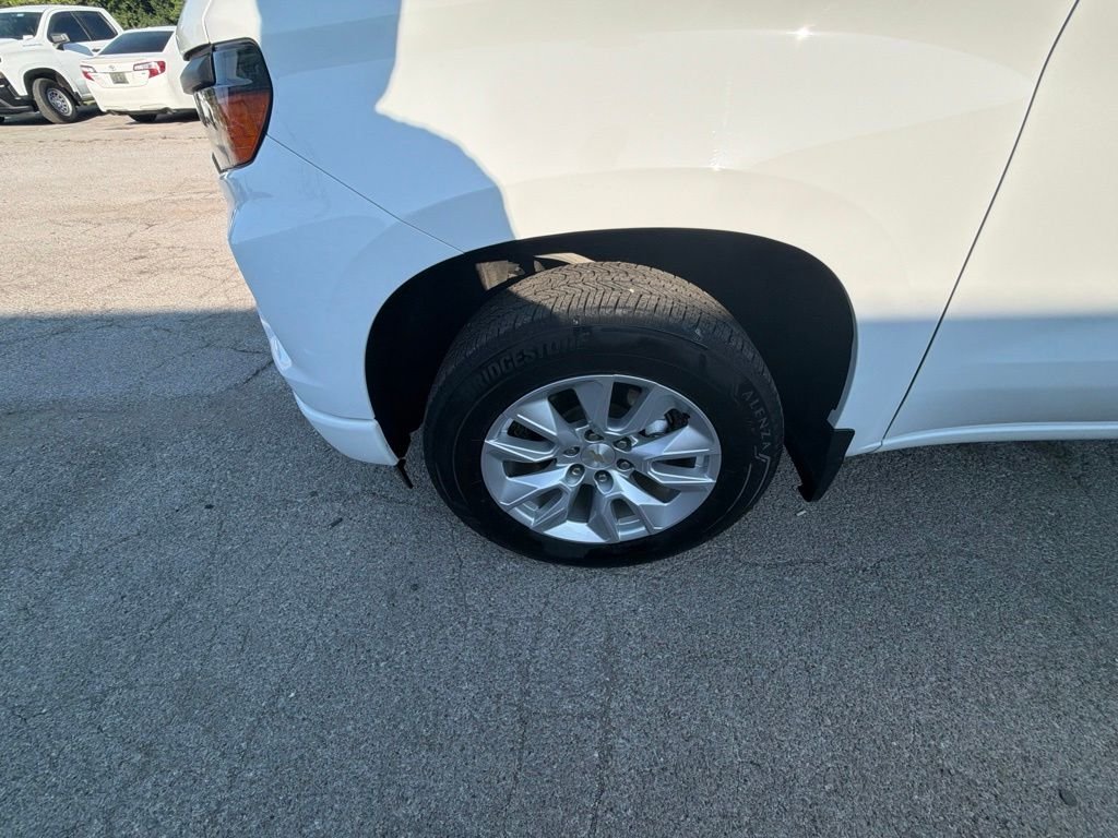 Used 2023 White Chevrolet Custom image 4