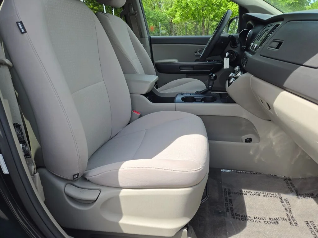 2017 Kia Sedona LX - Photo 6