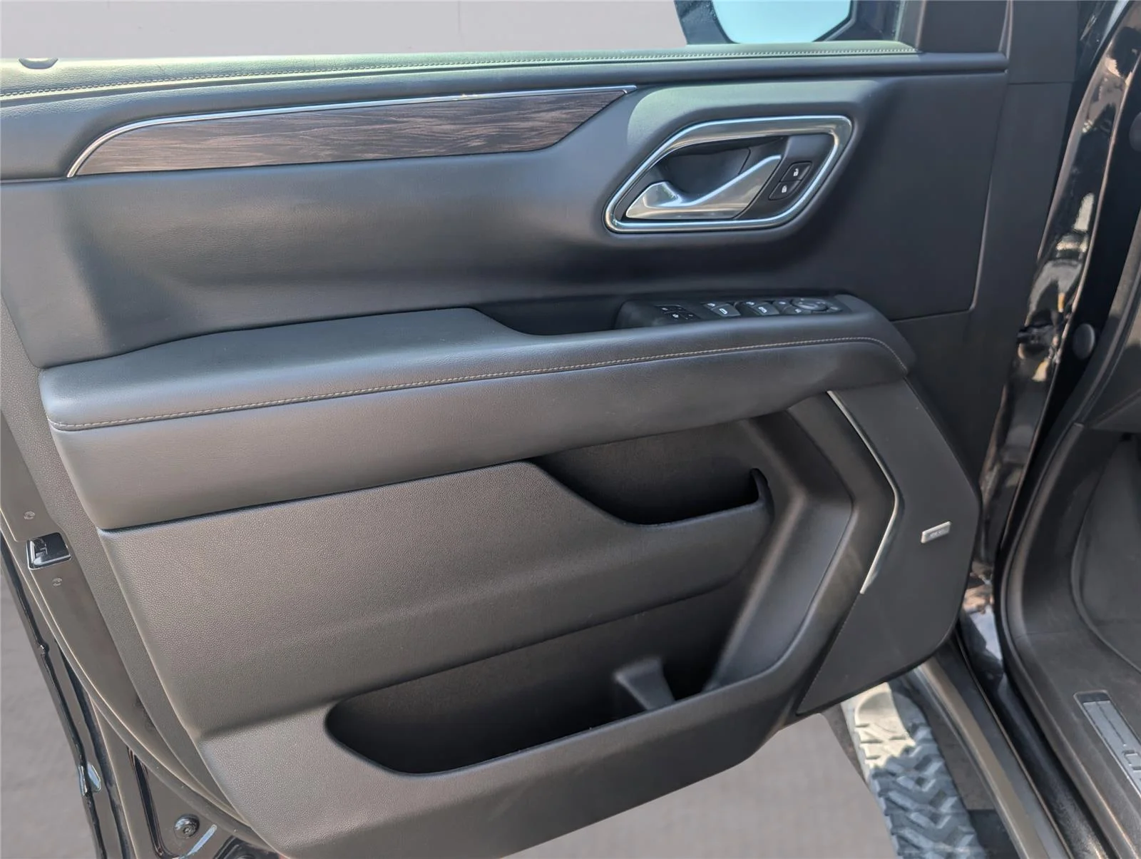 Used 2022 Black Chevrolet Z71 image 10