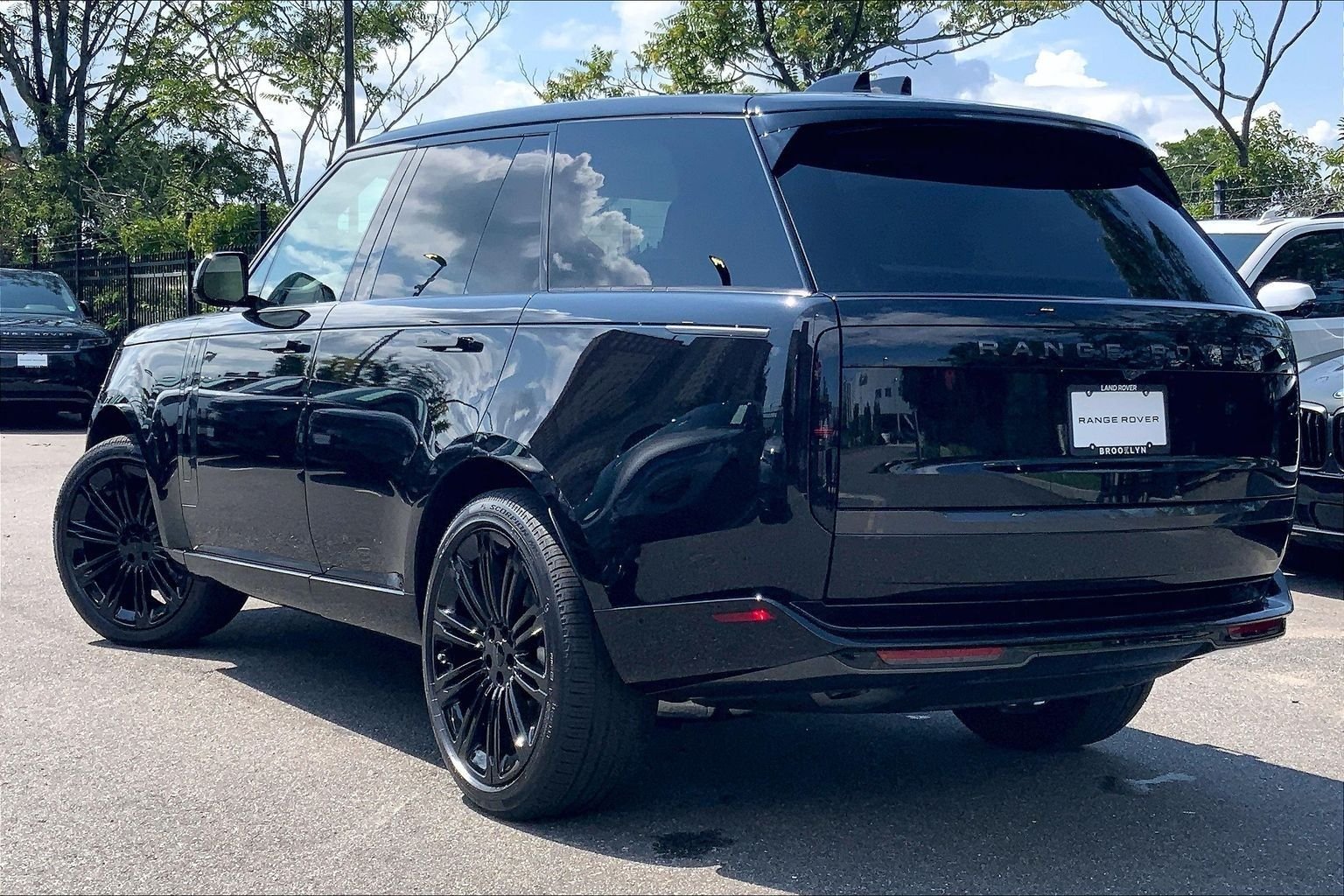 New 2026 Santorini Black Land Rover SE image 12
