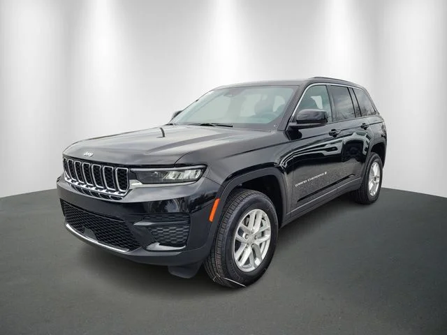 New 2025 Diamond Black Crystal Pearl-Coat Exterior Paint Jeep Laredo X image 2