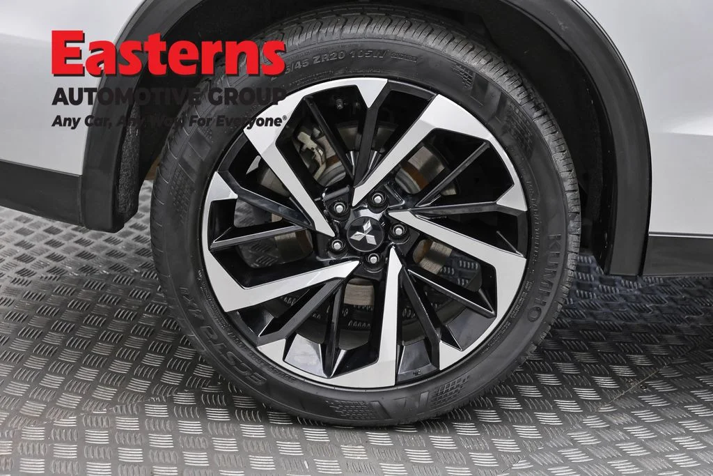 Used 2024 Silver Mitsubishi SE image 31