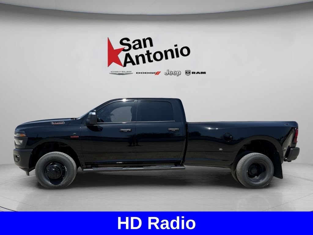 New 2026 Diamond Black Crystal Pearl-Coat Exterior Paint RAM Tradesman image 9