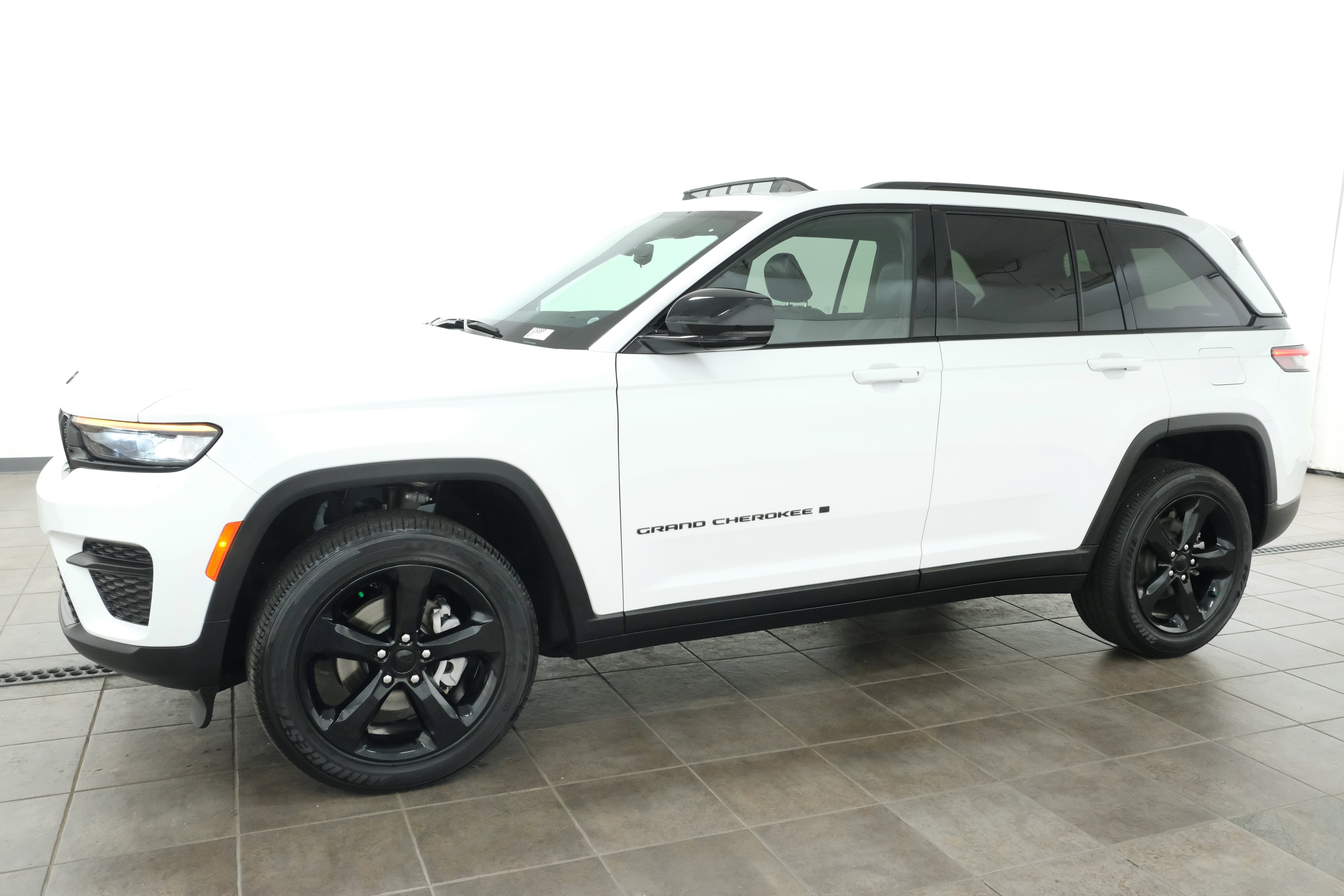 Used 2023 Bright White Clearcoat Jeep Altitude X image 3